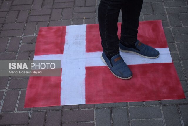 پرچم سوئد و دانمارک در شهر مرزی آستارا به آتش کشیده شد