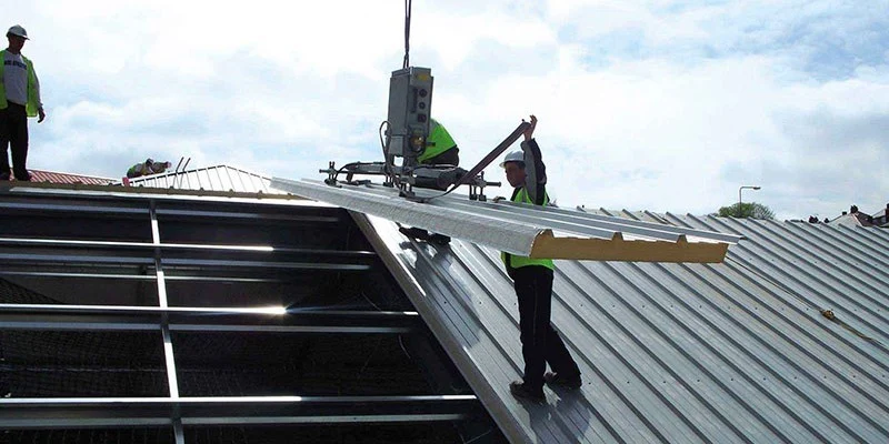 How is the insulation of the attic roof done and with what material?