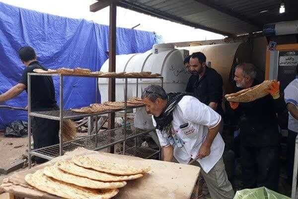 عرضه نان به مواکب و زوار حسینی توسط موکب یاوران ظهور قزوین - خبرگزاری مهر | اخبار ایران و جهان