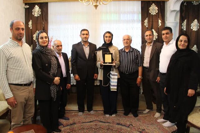 تجلیل فرماندار پیشوا از دختر ۱۴ ساله نخبه در حوزه هوش مصنوعی