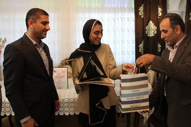 تجلیل فرماندار پیشوا از دختر ۱۴ ساله نخبه در حوزه هوش مصنوعی
