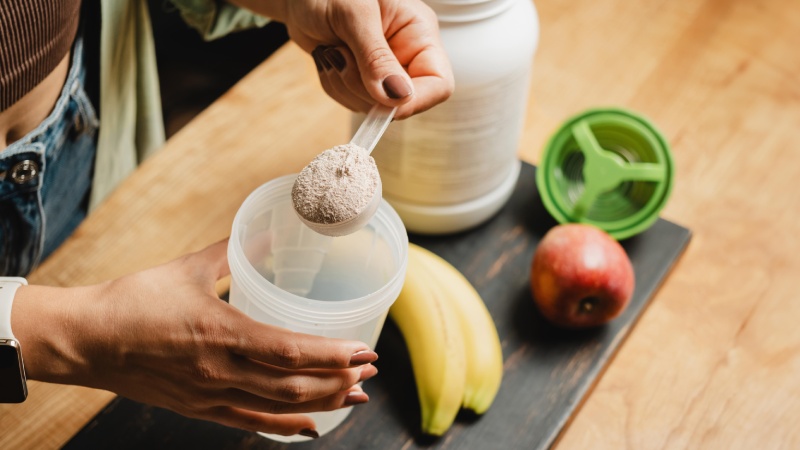 چرا زنان باید پروتئین بیشتری بخورند؟ فواید و ضرورت پروتئین برای زنان